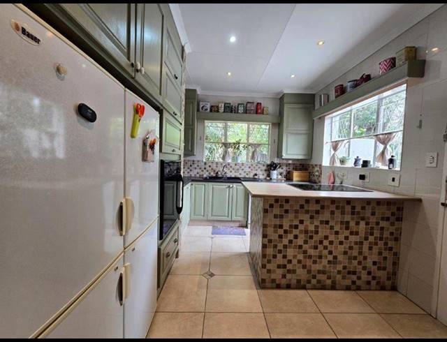 3 BEDROOM FREEHOLD FOR SALE IN BRACKENDOWNS